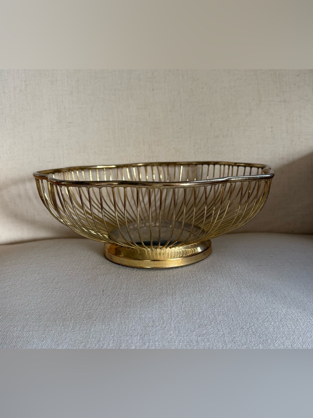 Vintage Brass Plated Wire Bowl Scalloped Edge Pedestal Base Hong Kong Fruit